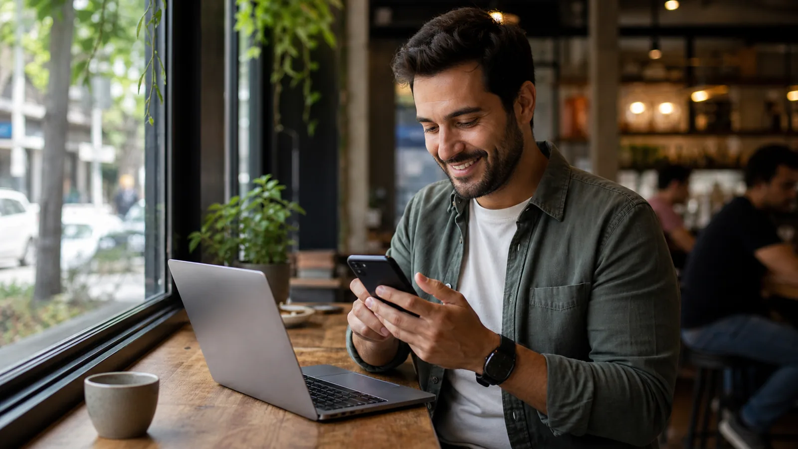 Profissional usando WhatsApp em ambiente de atendimento